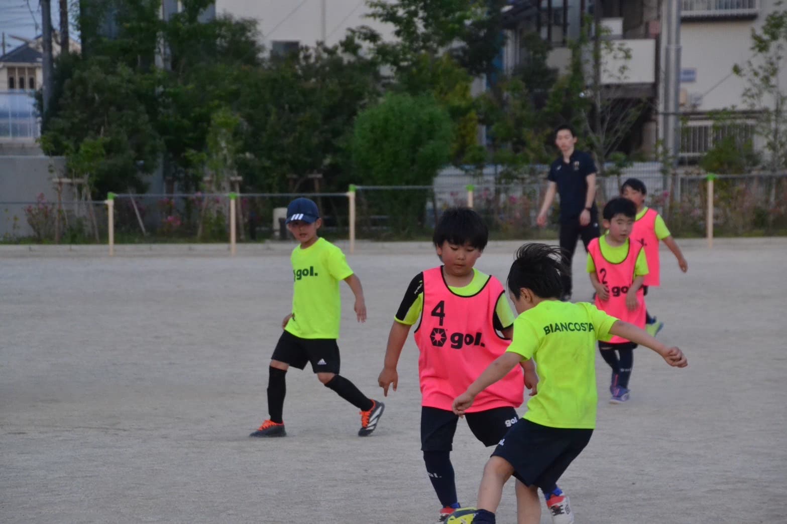 基礎練習に取り組む少年たち